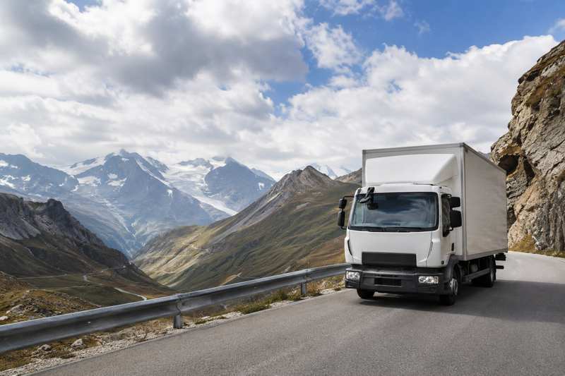 Camion de déménagement sur une route de montagne en Europe