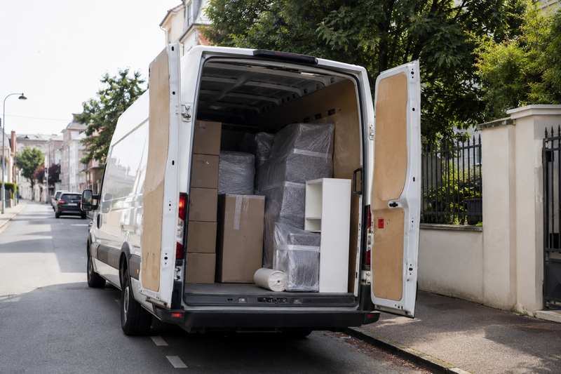 Camionnette de déménagement chargée de cartons