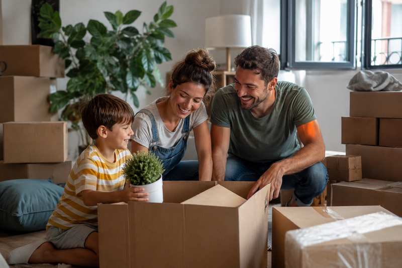 Famille dans un salon entouré de cartons de déménagement